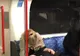 A adormit în trenul de metrou. Când s-a trezit, toți călătorii râdeau în hohote. Ce făcuse