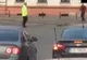 Poliţist cu suflet mare! A oprit traficul pentru a ajuta o raţă cu boboci să treacă strada