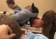 Sprijin colegial în adevăratul sens al cuvântului. Isprava a doi adolescenți a stârnit hohote de râs