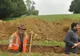 Au săpat în pământ la Tecuci şi s-au blocat. Când au văzut ce au găsit, ŞOC! Au sunat la 112