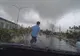 L-a prins tornada în trafic. Ce a filmat camera de pe bord e șocant