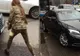 Un şofer de Mercedes i-a tăiat calea acestei femei. Ea s-a dat jos din maşină. Ce a urmat e şocant!