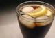 Tot mai multe persoane se bronzează cu suc pe bază de cola. De ce e extrem de periculos