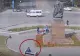 Stătea pe bancă, nepăsător. În 10 secunde ceva teribil se întâmplă. Totul a fost filmat