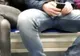 Atenţie! Bărbaţii nu mai au voie să stea cu picioarele desfăcute în mijloacele de transport