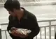 A găsit un bebeluş la gunoi şi a plecat direct la poliţie! Scuza şocantă a părinţilor i-a uimit