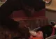 A vrut să-şi hrănească copilul în restaurant, dar a scăpat biberonul pe jos. Este uimitor ce a urmat