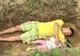Se joacă în fiecare zi cu fiica lui într-un mormânt. Motivul ÎNFRICOȘĂTOR pentru care face asta