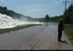Avarie la o conductă, în Prahova - o maşină de teren, dusă de ape, zeci de copaci puşi la pământ