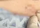 S-a dus la medic cu o umflătură lângă buric. Medicul a înţepat-o cu un ac până a pocnit! ORIBIL