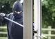 Culmea furtului, în Dâmboviţa -a rămas fără televizor, în timp ce vorbea cu vecinii în faţa blocului