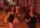 Imagini incredibile la Londra: un bărbat calm cu o bere în mână în mijlocul nebuniei