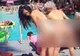 Cum au apărut două bombe sexy la ştrand. Ce se vede în spatele lor. S-au făcut de RÂS. PENIBIL