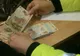 O femeie din Hunedoara a predat poliţiştilor o sumă de bani găsită sub o bancă din parc