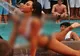 Bruneta care a şocat toţi bărbaţii la piscină, cu formele ei