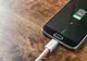 Cum îţi rişti sănătatea dacă vorbeşti la telefon în timp ce se încarcă