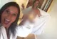 Bruneta a ieşit de la duş, a făcut un selfie, dar nu şi-a dat seama că şi-a prins colega goală