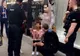 Scene șocante. O fetiță, răpită chiar de lângă mama sa, în plină zi. Ce a urmat