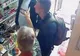 Au vrut să fure dintr-un magazin, dar au fost prinși de vânzătoare. Ce a urmat