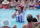 A intrat cu microfonul în piscină și a început să cânte! Ce a urmat o să te facă să râzi cu lacrimi