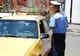 Şofer de taxi reţinut, după ce a furat telefonul unui client
