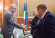 Premierul a bătut palma cu poliţiştii: 4.000 de angajări în acest an, 10.000 de maşini noi