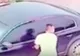 A încercat să spargă o mașină, dar la scurt timp a avut șocul vieții! Cum l-a prins proprietarul