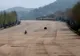 Cum arată autostrăzile din Coreea de Nord. Parcă ar fi piste de aeroport, dar decorul e deplorabil