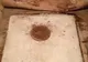 Pe patul de moarte, bunica i-a zis să caute sub covor. Ce a găsit acolo i-a schimbat viaţa