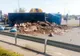Un camion plin de gunoi s-a răsturnat într-un sens giratoriu, la Oradea