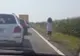 O tânără le-a dat o lecţie unor băieți care au aruncat o sticlă de plastic pe geamul maşinii