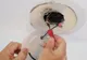 Șocant! A murit electrocutat, după ce a încercat să repare o lustră din apartamentul iubitei sale