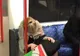 A adormit în metrou și apoi a devenit subiect de glume pe internet! Cum a fost suprinsă tânăra