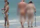 Au ajuns la mare, dar bătrâneii au speriat plaja. Merg în baston, însă cum s-au îmbrăcat, ULUITOR