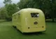 Au găsit într-un camping uitat o rulotă fabricată în anul 1953. Au intrat în ea şi s-au cutremurat
