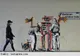 Două noi graffiti-uri semnate Banksy au apărut la Londra. Ce semnificaţie au