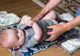 A vrut să-i schimbe scutecele fiicei lui, dar ceva groaznic s-a întâmplat. Mama copilului, şocată