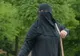 Berlin: O femeie în haine islamice a atacat vânzătoarea unui magazin. Motivul este HALUCINANT