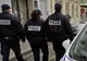 Poliţia a oprit un cetăţean pe stradă şi l-a controlat în bagaje: au îngheţat când au văzut ce avea