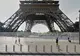 Turnul Eiffel și-a pierdut libertatea. Măsură fără precedent demarată la celebrul obiectiv turistic