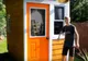 Cu doar 1500 de dolari, a construit o casă cât o cabină de telefon. Interiorul e şocant de generos