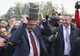 Aventurile lui Dragnea, la Indagra, cu Daea. A probat căciuli de oi şi a testat o bâtă de ciobani 