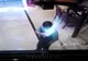 Momentul șocant în care un telefon explodează în buzunarul unui bărbat! A fost cuprins de FLĂCĂRI