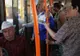 Motivul surprinzător pentru care NU ar trebui să oferi bătrânilor locul tău în autobuz