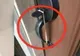 Dacă gasești asta pe clanța ușii, sună imediat la poliție! Hoții de apartamente au o nouă metodă