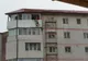 Cum se izolează un bloc în România? Muncitor ținut cu capul în jos de un alt coleg, de la etajul 5