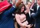 Imagini de senzație: gravidă, Kate Midlleton danseză cu ursul