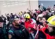 NO COMMENT. Pompierii fac scut în faţa Poliţiei, pentru a proteja cetăţenii