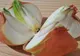 A tăiat o ceapă în patru şi a pus-o pe noptieră lângă pat. Motivul incredibil!