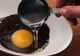 În fiecare dimineaţă punea un galbenuş de ou în cafea. Motivul e uimitor: Vei face şi tu la fel!